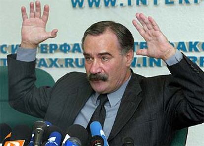 El general Aúshev,  ex presidente de Ingushetia, durante una rueda de prensa celebrada ayer.