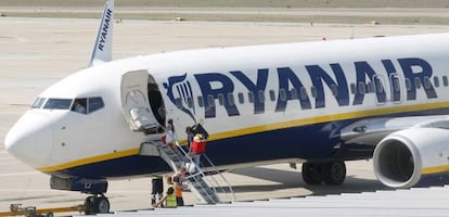 Pasajeros embarcan en un avi&oacute;n de Ryanair en Girona.