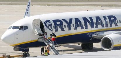 Pasajeros embarcan en un avión de Ryanair en Girona.