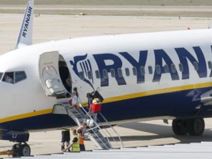 Pasajeros embarcan en un avi&oacute;n de Ryanair en Girona.