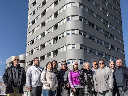 Vecinos de la torre comparada por la Generalitat a Ática en Sociópolis (Valencia), el pasado mes de enero.