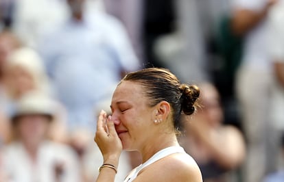 Anisimova se emociona durante la ceremonia final.
