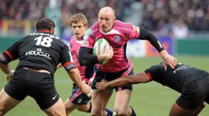 Gareth Thomas, en el centro, en un partido con los Cardiff Blues.