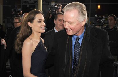 Angelina Jolie y Jon Voight en un estreno en Hollywood en 2011.