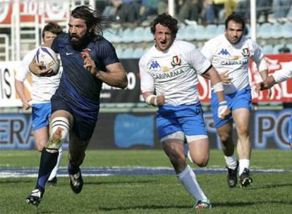 Los jugadores de Italia tratan de placar a Chabal.