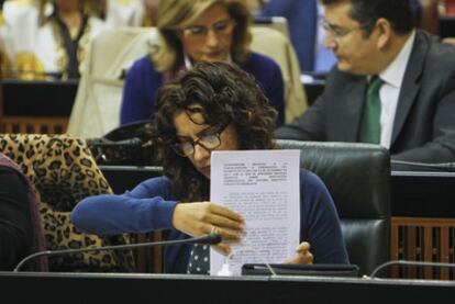 La consejera de Salud, María Jesús Montero, en un momento del pleno del Parlamento de ayer.