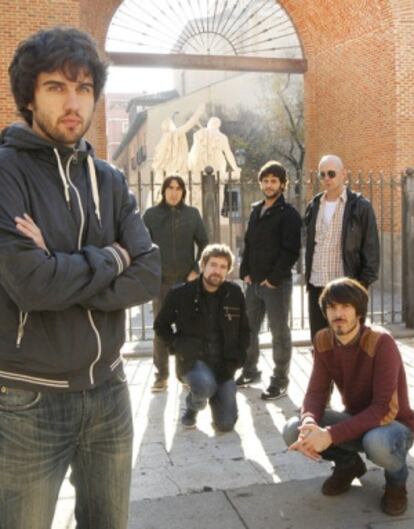 De pie, Guillermo, David, Jorge y Álvaro. En cuclillas, Juan Manuel y Pucho. Están en la plaza del Dos de Mayo.