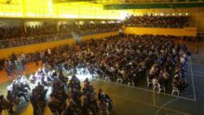 M&aacute;s de 3.000 parados asisten a la reuni&oacute;n informativa convocada hoy por la firma Inditex en el Polideportivo de Cabanillas del Campo (Guadalajara).
