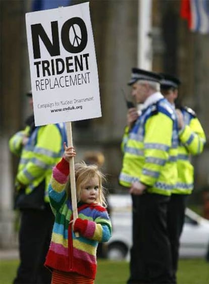 Una niña con un cartel donde pidel el &#39;No&#39; a la renovación del sistema Trident.