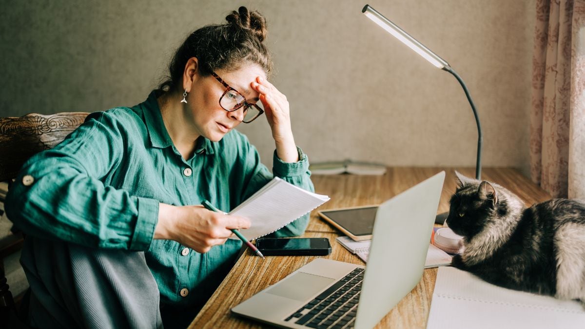 Flexo con luz led, cuello de cisne y pinza metálica.