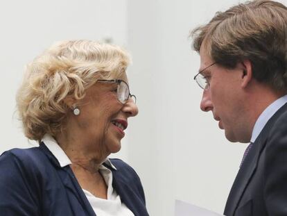 Carmena y el portavoz del PP José Luis Martínez Almeida.