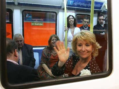 Esperanza Aguirre, presidenta de la Comunidad de Madrid, saluda durante el recorrido inaugural del metro al ensanche de Vallecas.
