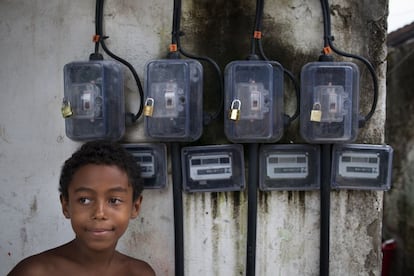 Com a pacificação acabaram os 'gatos' na rede elétrica. Os contadores estão selados e controlados.