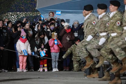 Un grupo de niños observa a militares marchando durante la vigilia por el inicio de la guerra de Malvinas, en Río Grande.