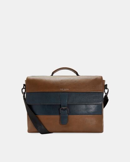 El bolso Bocelli de Ted Baker, diseñado para el hombre, está pensado para no perder el estilo en ningún lugar. El modelo, fabricado íntegramente en piel, presenta un diseño en bloque de colores y cierre de hebilla, con mucho espacio interior y una correa extraíble de hombro para poder tener las manos libres. El exterior es 100% de piel bovina, y dispone de un forro de poliéster. Tiene un bolsillo con cierre interno, y el logo de la marca está estampado en la cara frontal. Está disponible en color marrón y en verede oscuro. Precio: 310 euros.