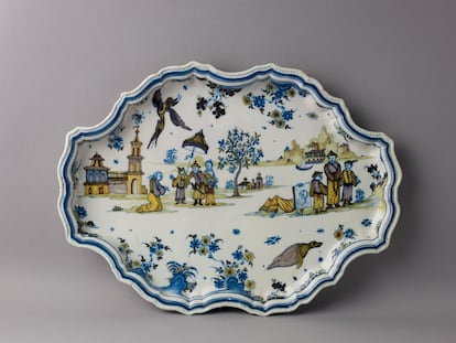 Esta bandeja da muestra del deleite con el que los artistas de la Real Fábrica de Cerámica de Alcora contribuían al auge del estilo chinesco, o ‘chinoiserie’, en el siglo XVIII. La fábrica abrió oficialmente sus puertas en 1727 y, tras una primera década, comenzó a decorar un amplio abanico de formas en un estilo que se denominó 'china'. No hay dos obras idénticas en este tipo, si bien algunas figuras y grupos de figuras se repetían en multitud de objetos mediante el uso de estarcidos. Figuras asiáticas, aves exóticas, pagodas, grutescos y otros motivos bebían de un sinfín de fuentes europeas que respondían a la fascinación existente en el continente europeo por todo lo oriental.