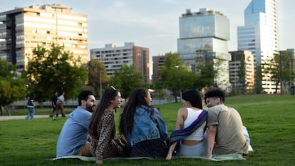 Jóvenes se reúnen en un parque de la ciudad de Santiago, en Chile, en mayo de 2023.