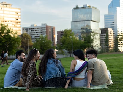 Jóvenes se reúnen en un parque de la ciudad de Santiago, en Chile, en mayo de 2023.