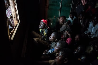 Por la noche, los niños se reúnen en un espacio para dormir juntos. Antes, ven películas que compran por 1.000 chelines (25 céntimos de euro). Esta es su única ventana a otros mundos y uno de los pocos momentos en los que pueden olvidar su dura realidad.