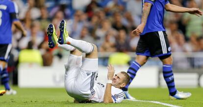 Benzema se lamenta de una ocasión perdida.