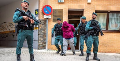 Efectivos de la Guardia Civil llevan detenido un hombre en Las Ventas de Retamosa (Toledo).