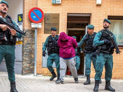 Efectivos de la Guardia Civil llevan detenido un hombre en Las Ventas de Retamosa (Toledo).