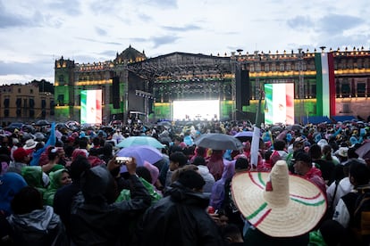 Escenario donde se presentará la Arrolladora banda el limón, en el Zócalo.