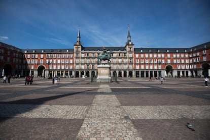 Imagen de la tarde de este viernes de la Plaza Mayor de Madrid, una de las zonas con más afluencia de público de la capital. Tanto el Gobierno de España como el de la Comunidad de Madrid han recomendado a la población quedarse en casa.