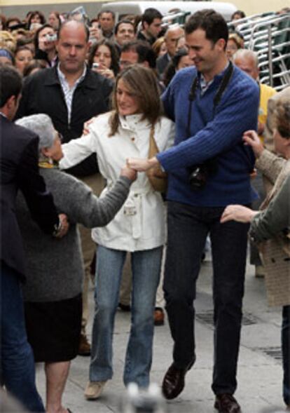 El lunes por la mañana, don Felipe y doña Letizia realizaron una visita a la ciudad. El Príncipe vestía pantalones vaqueros y jersey azul y la Princesa una gabardina blanca y también pantalones tejanos.