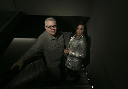 Los poetas Víctor Rodríguez Núñez y Carla Badillo Coronado, ganadores del Premio Loewe de Poesía, en una de las tiendas de la marca en Madrid.