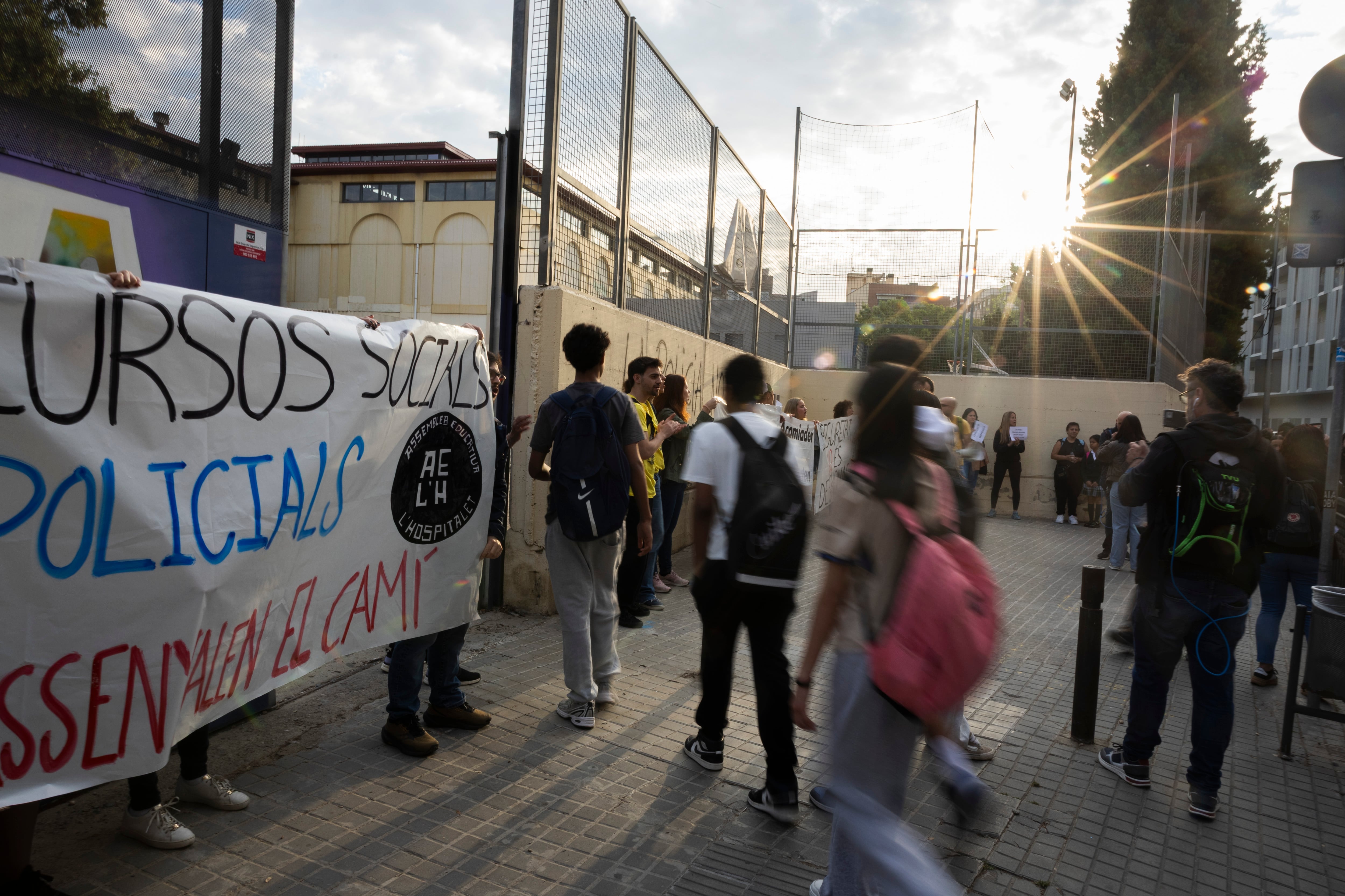 Protesta contra la presencia de los 'mossos' en los Institutos frente al instituto público Margarida Xirgú de L'Hospitalet de Llobregat (Barcelona), el viernes.