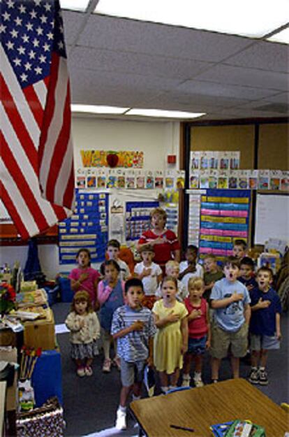 Un grupo de niños de California hacen el juramento antes de empezar sus clases.