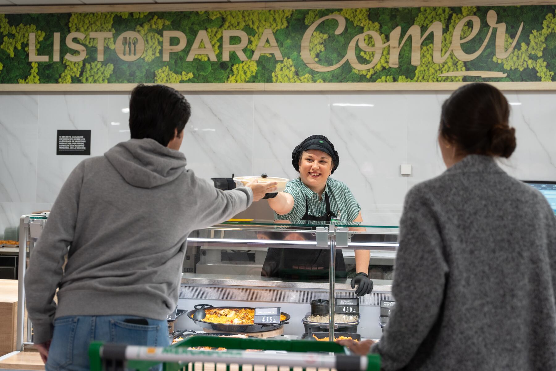 Un puesto de comida lista para comer en un supermercado de Mercadona.