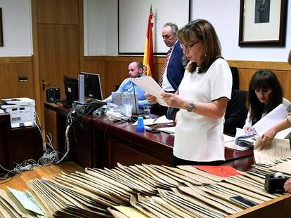 Un momento del recuento oficial realizado por la Junta Electoral de las elecciones municipales de León.