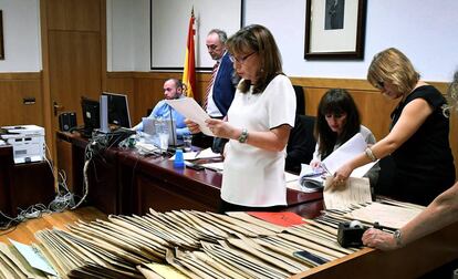 Un momento del recuento oficial realizado por la Junta Electoral de las elecciones municipales de León.