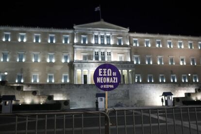 Una pancarta contra los neonazis frente al Parlamento griego, fue colocada durante la manifestación en la Plaza Syntagma de Atenas.