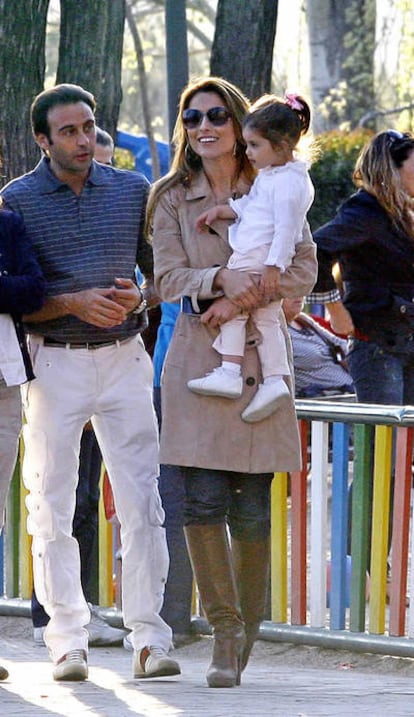 Paloma Cuevas, Enrique Ponce y su primera hija, Paloma, en una imagen de abril de 2010