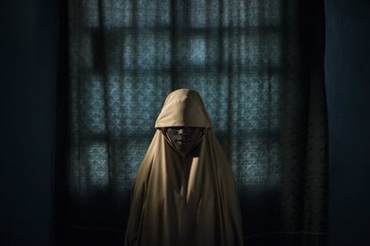 Aisha, de 14 años, fue secuestrada por Boko Haram y obligada a inmolarse en una misión suicida. Tras ser atada con cinturones explosivos, Aisha consiguió ayuda y logró evitar su muerte y una catástrofe. Imagen tomada el 21 de septiembre de 2017 en Maiduguri en el estado de Borno (Nigeria). Fotografía nominada en la categoría 'Photo of the Year' del fotógrafo australiano Adam Ferguson para el New York Times.