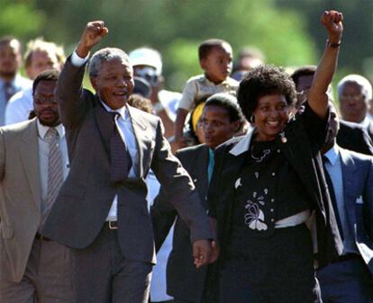 Tras pasar casi tres décadas en prisión, Nelson Mandela sale de la cárcel el 11 de febrero de 1990. En la imagen momentos después de ser un ciudadano libre con su mujer Winnie, de la que posteriormente se separó.