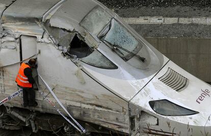 El conductor del tren Alvia siniestrado cerca de Santiago reconoció que iba a una velocidad de unos 190 kilómetros por hora en una zona limitada a 80 kilómetros por hora, han informado fuentes de la investigación, 25 de julio de 2013.