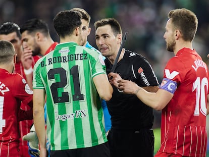 De Burgos Bengoechea muestra a Guido el palo de plástico con el que se agredió a Jordán.