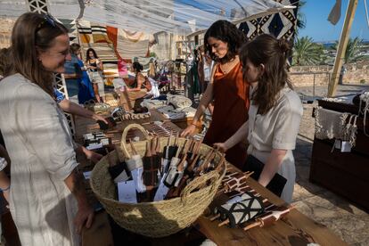 Quienes adquieren alguno de los productos de AAAA Mali, se llevan una herencia y una historia de aquel de país, además de contribuir a dar un empleo digno a los artesanos. En la imagen, Samantha IJsbrandy atiende el puesto de venta de AAAA en XTANT.