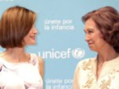 La esposa de Felipe VI entrega a la madre del Rey el premio Joaquín Ruiz-Giménez del Comité Español de UNICEF