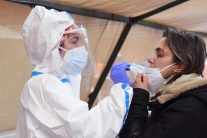 Una enfermera toma una muestra nasofaríngea para una PCR en León.