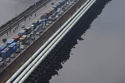 En el viaducto que une Singapur con la ciudad malasia de Johor Buru, largas tuberías transportan unos 946 millones de litros, es decir, el 60% de las necesidades de la ciudad-Estado cada día. Unos 650 millones de personas, es decir, uno de cada 10 habitantes del planeta, no tiene acceso a agua limpia, con el riesgo de enfermedades que eso conlleva. La ONU estima que 900 menores de 5 años mueren cada día por diarreas achacables a la falta de agua limpia y de acceso a sanitarios. Hoy, 22 de marzo, es el Día Mundial del Agua.