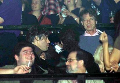 Bob Geldof, Mick Jagger y Salman Rushdie en la tribuna VIP de la sala Astoria de Londres en un concierto de U2, en 2000.