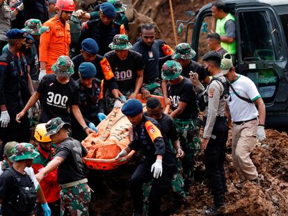 Miembros de un equipo de rescate cargan el cuerpo de una de las víctimas del terremoto sucedido en Cianjur, en la provincia de Java Occidental, Indonesia.