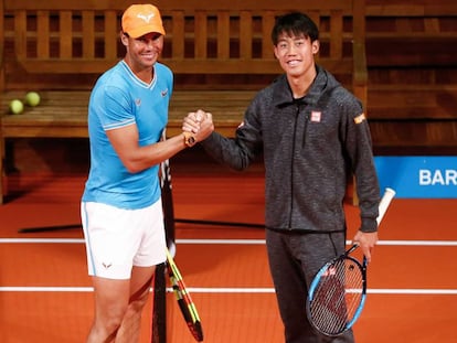 Rafa Nadal (i) y Kei Nishikori, este lunes en Barcelona.