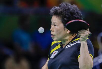 Xia Lian Ni (Luxemburgo) en acción contra Tianwei Feng (Singapur) durante la tercera ronda femenina de tenis de mesa, en Río de Janeiro.