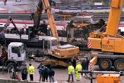 Los restos de los trenes donde explotaron las bombas fueron retirados de las vías lo antes posible para intentar que las redes de transporte no se vieran demasiado afectadas en los días siguientes.